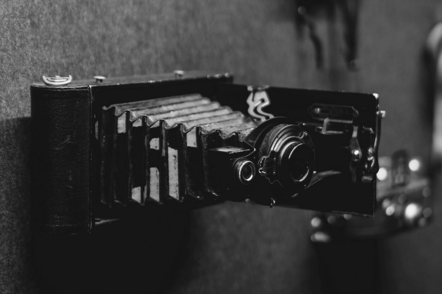 Professionelle Videobearbeitungsstation mit mehreren Monitoren und Editing-Software