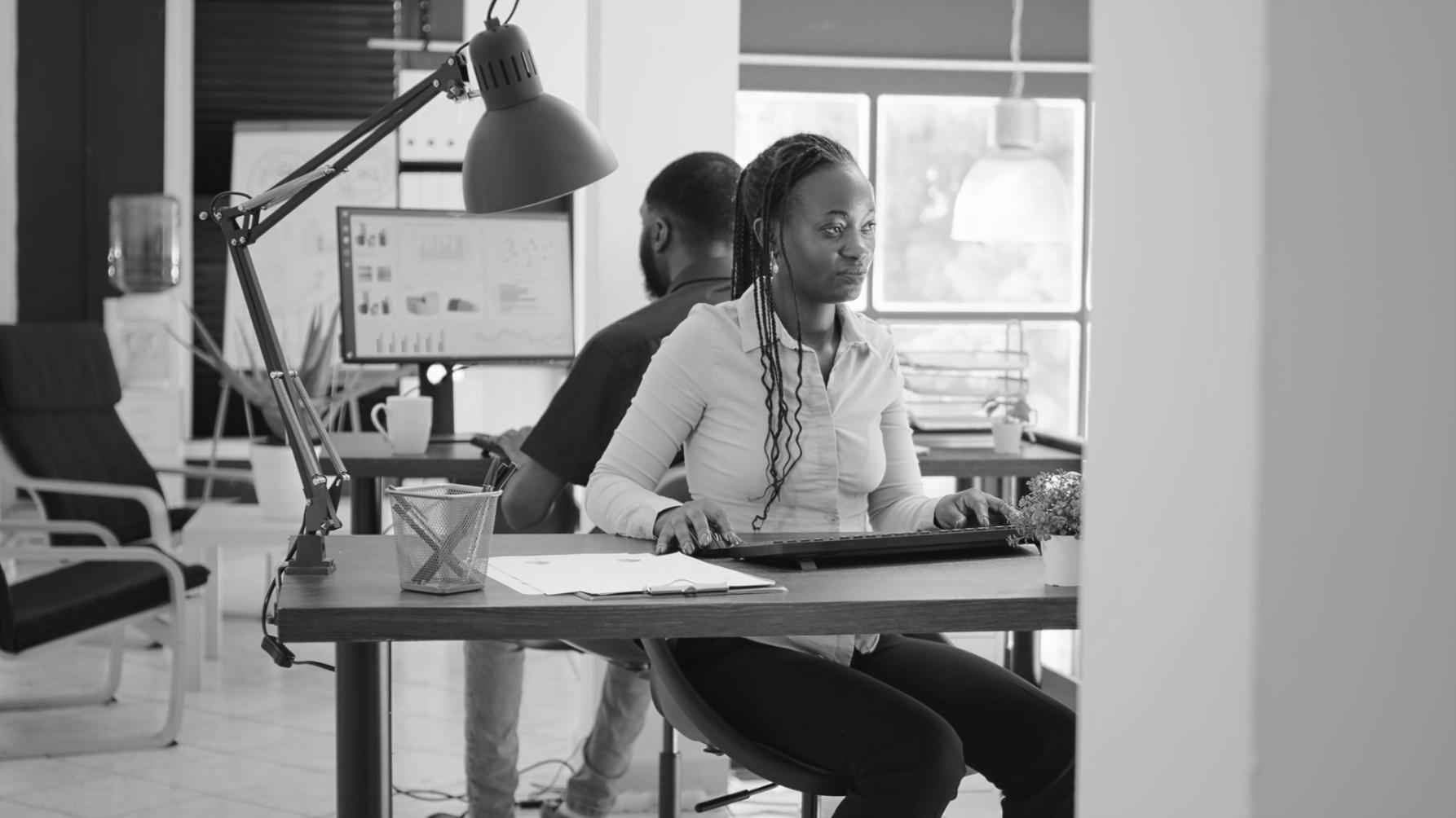 Dokumentarfilm-Editor arbeitet konzentriert an einem komplexen Schnitt-Projekt